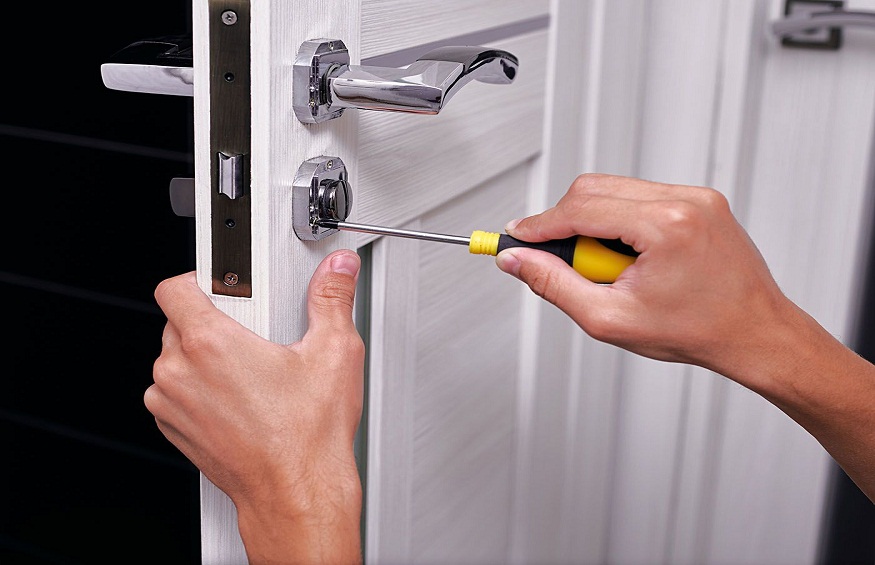 How a Smart Locksmith Can Help You in an Emergency